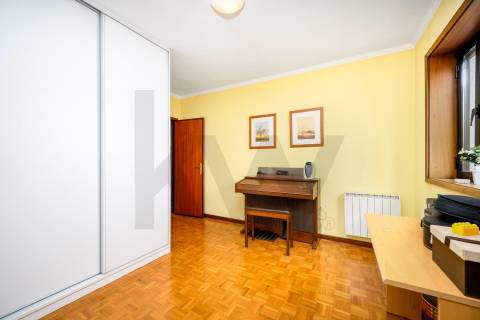 Moradia T4 + 1 Foz / Nevogilde