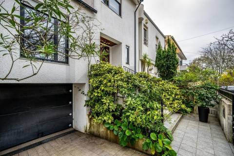 Moradia T4 + 1 Foz / Nevogilde