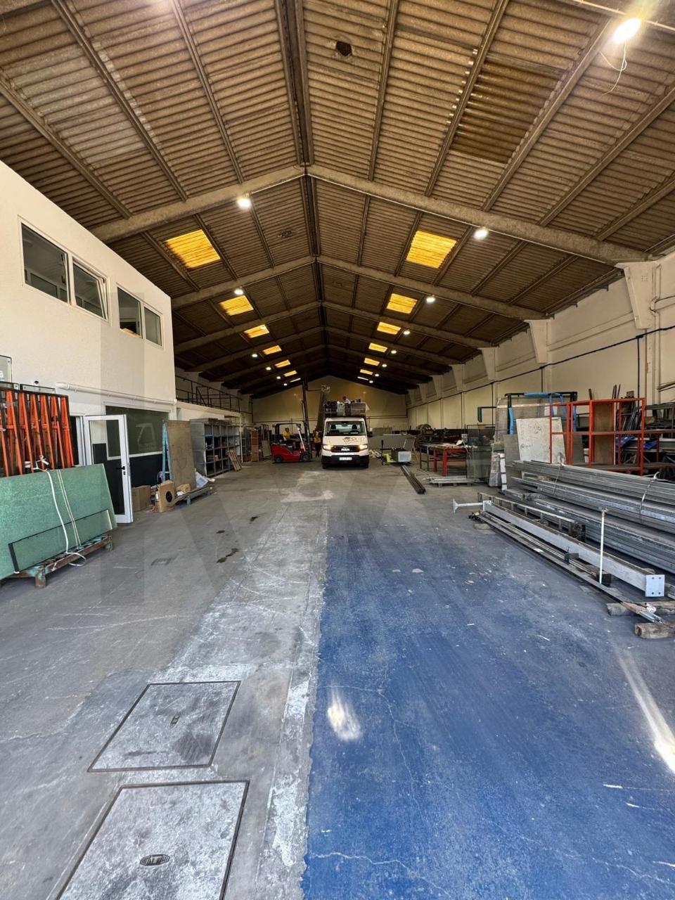 Pavilhão Industrial para Arrendamento em Guifões - 1.744 m2