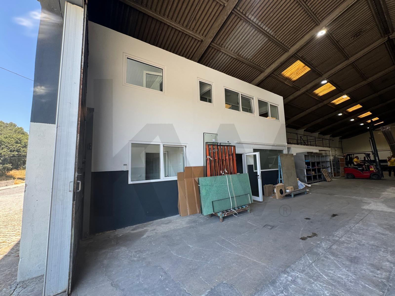 Pavilhão Industrial para Arrendamento em Guifões - 1.744 m2