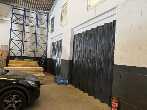 Pavilhão Industrial para Arrendamento em Guifões - 1.744 m2