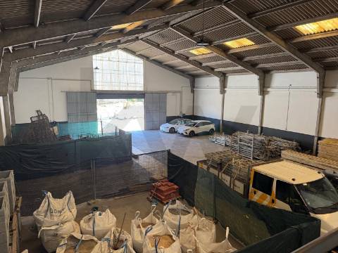 Pavilhão Industrial para Arrendamento em Guifões - 1.744 m2