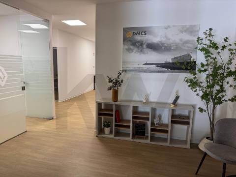 Pavilhão Industrial para Arrendamento em Guifões - 1.744 m2