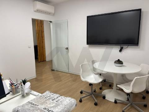 Pavilhão Industrial para Arrendamento em Guifões - 1.744 m2