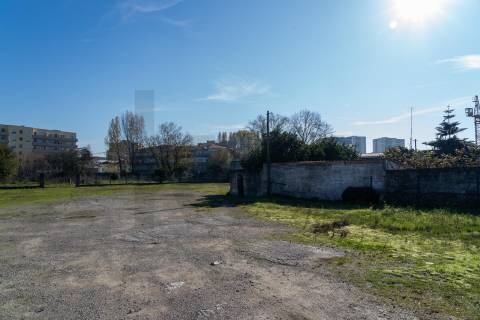 Terreno Urbano com 11.324,10 m2 para Investimento com PIP aprovado Ramalde, Porto 