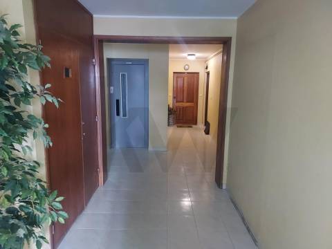 T1 Prelada, junto à estação do metro de Ramalde e rede de Autocarro