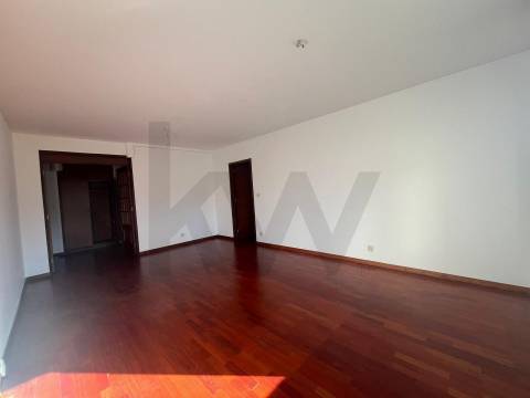 T1 Prelada, junto à estação do metro de Ramalde e rede de Autocarro