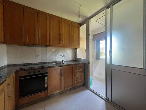 T1 Prelada, junto à estação do metro de Ramalde e rede de Autocarro