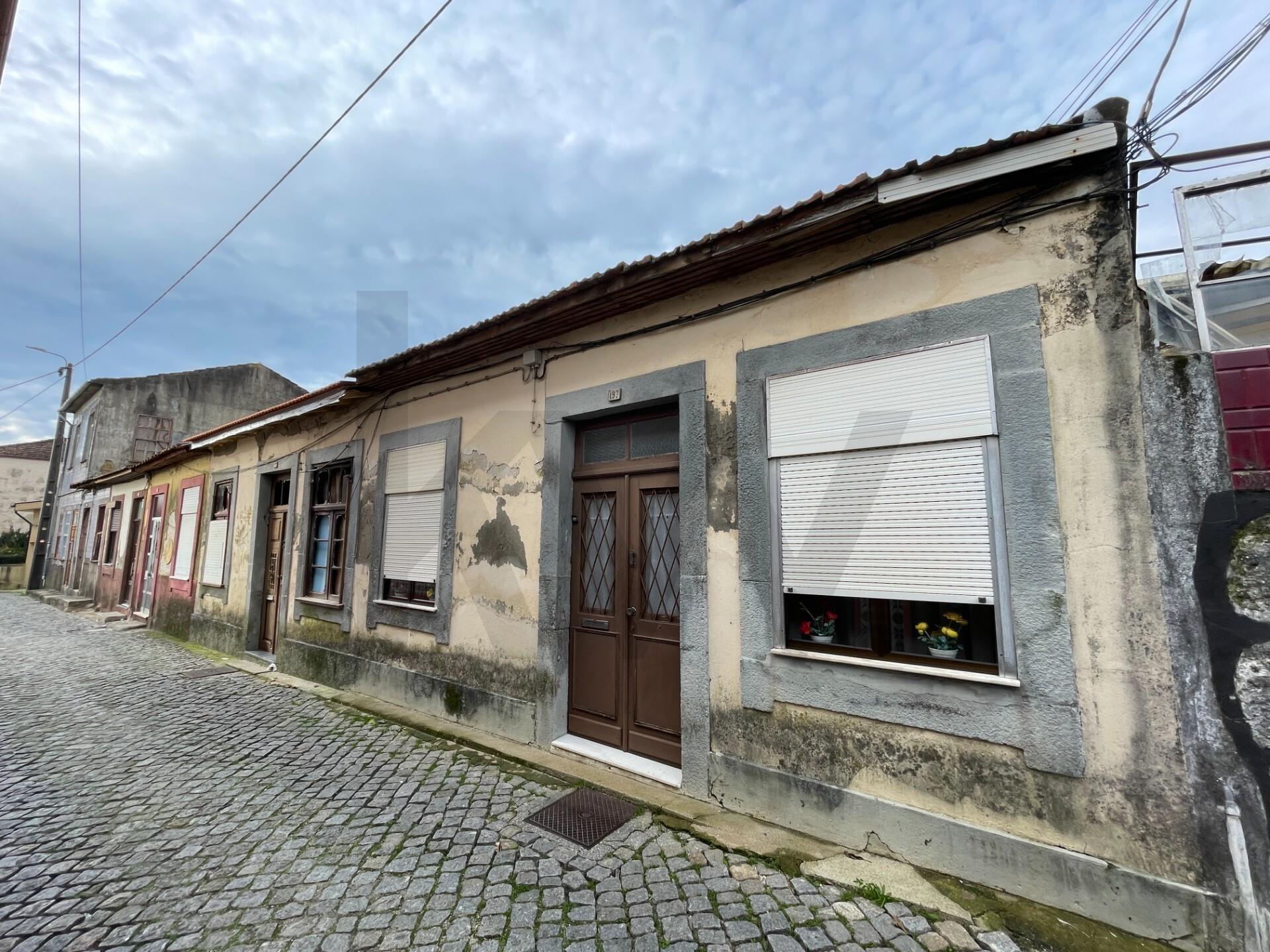 Moradia para remodelar com jardim em Valbom, Gondomar