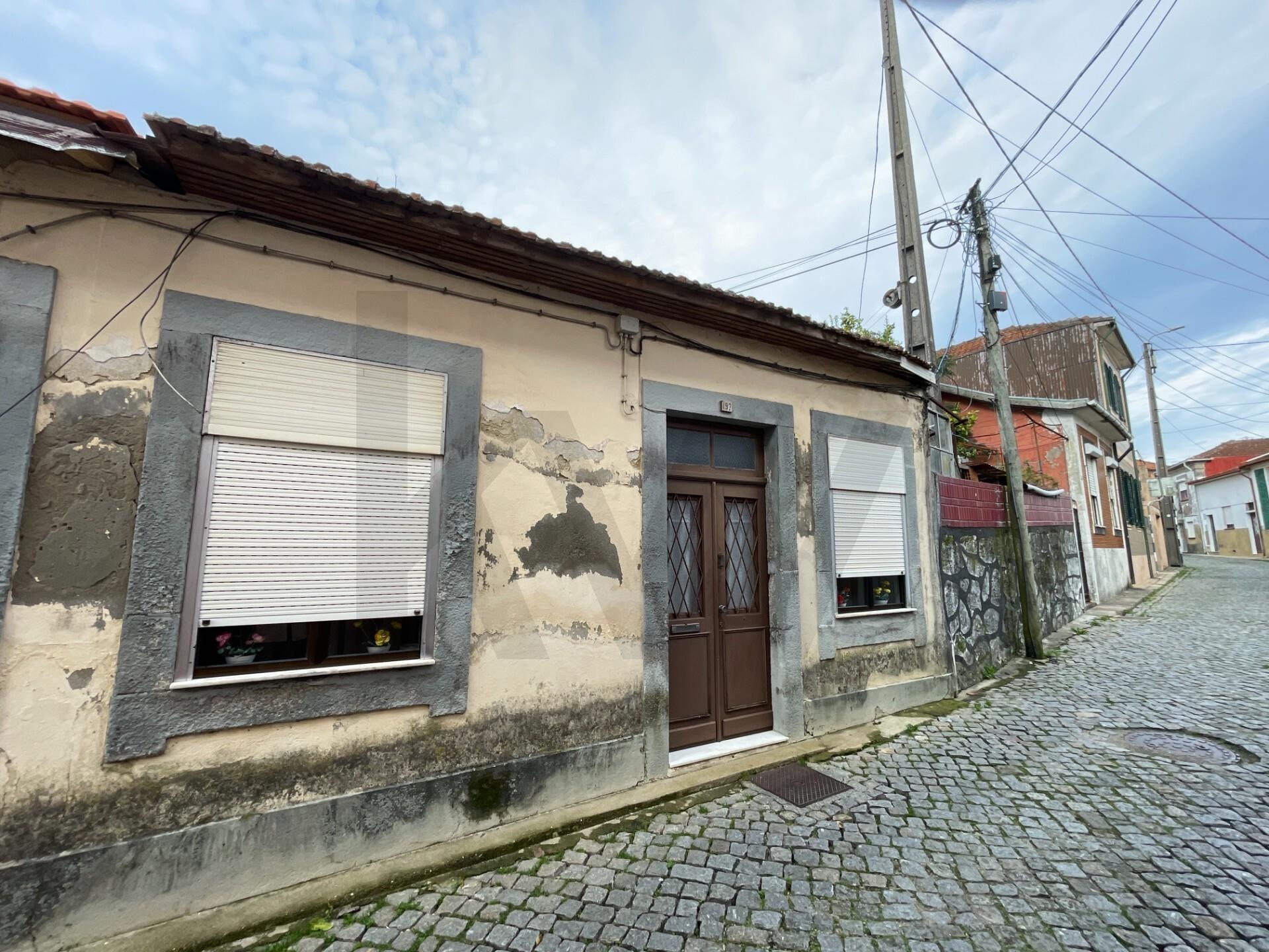 Moradia para remodelar com jardim em Valbom, Gondomar