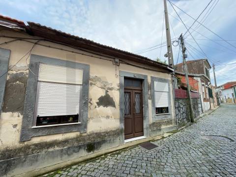 Moradia para remodelar com jardim em Valbom, Gondomar