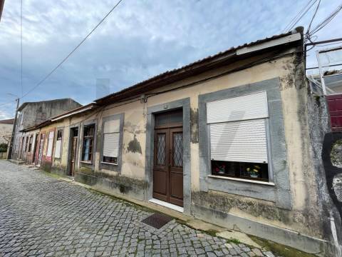 Moradia para remodelar com jardim em Valbom, Gondomar