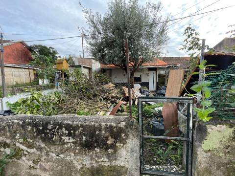 Moradia para remodelar com jardim em Valbom, Gondomar