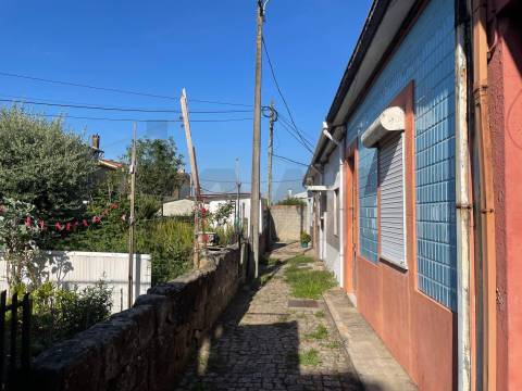 Moradia para remodelar com jardim em Valbom, Gondomar