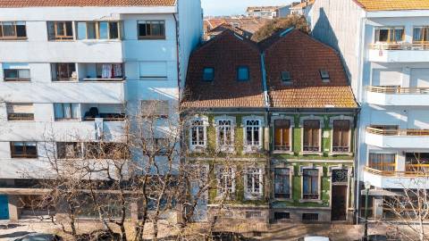 Design e Sofisticação no Bonfim: Moradia T4 de Luxo com Terraço a Poente