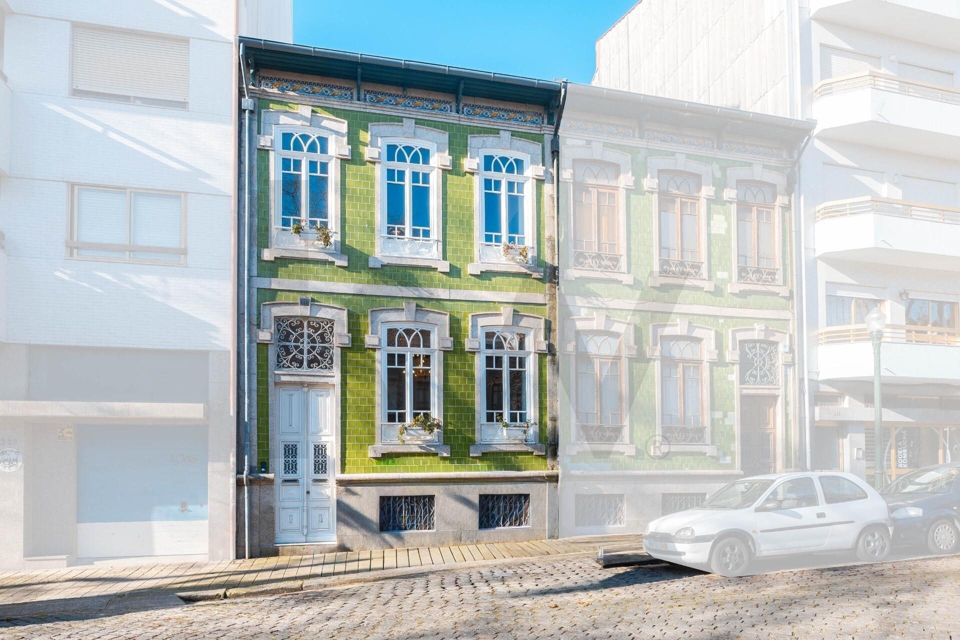 Design e Sofisticação no Bonfim: Moradia T4 de Luxo com Terraço a Poente