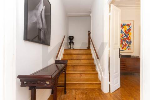 Design e Sofisticação no Bonfim: Moradia T4 de Luxo com Terraço a Poente