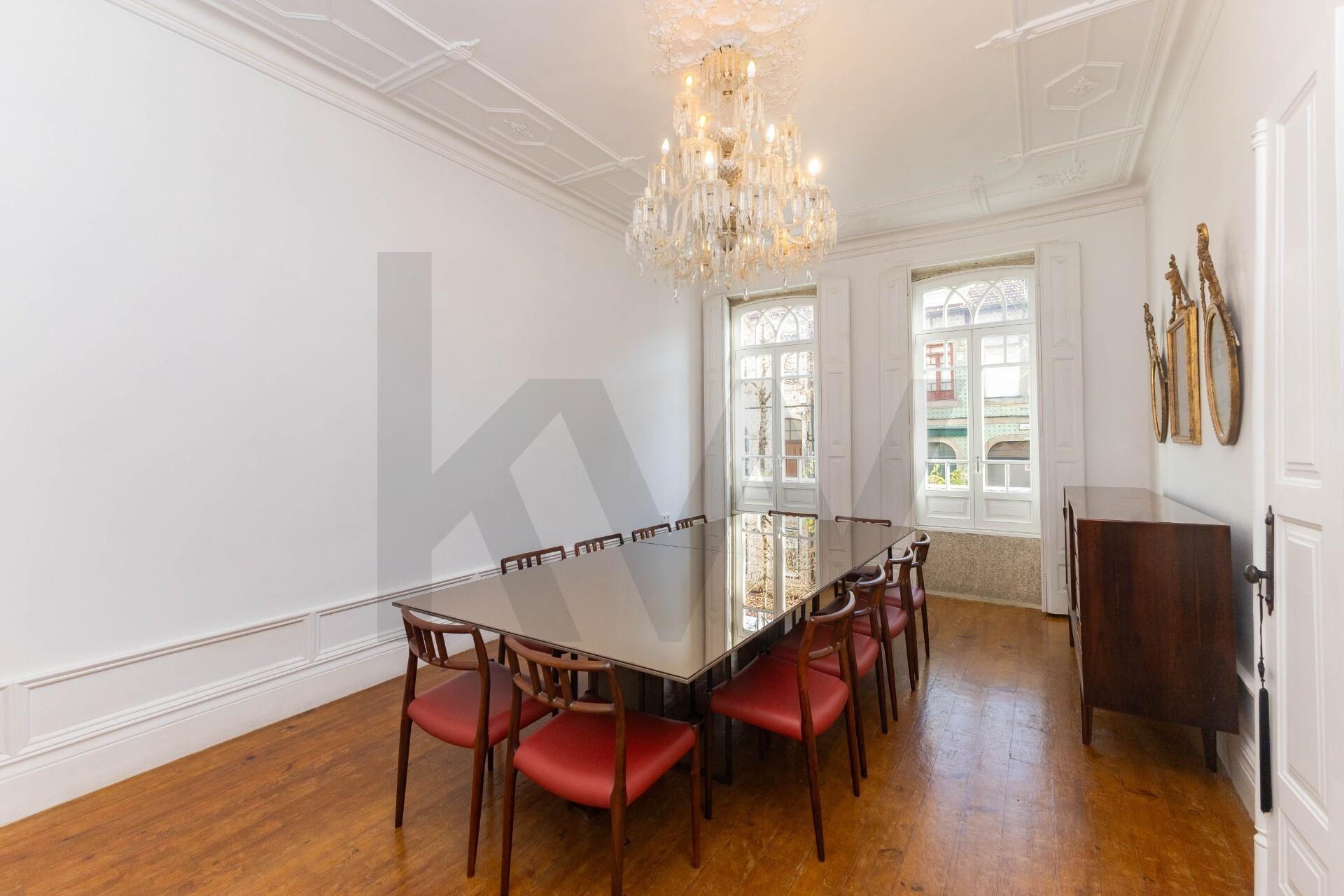 Design e Sofisticação no Bonfim: Moradia T4 de Luxo com Terraço a Poente