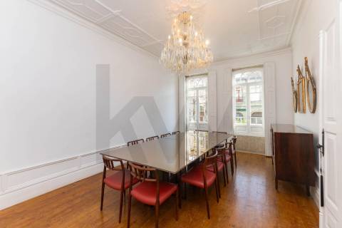 Design e Sofisticação no Bonfim: Moradia T4 de Luxo com Terraço a Poente