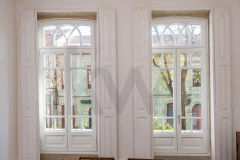 Design e Sofisticação no Bonfim: Moradia T4 de Luxo com Terraço a Poente