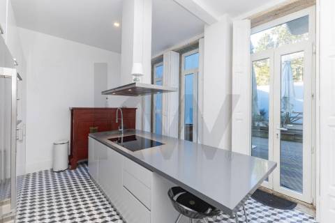 Design e Sofisticação no Bonfim: Moradia T4 de Luxo com Terraço a Poente