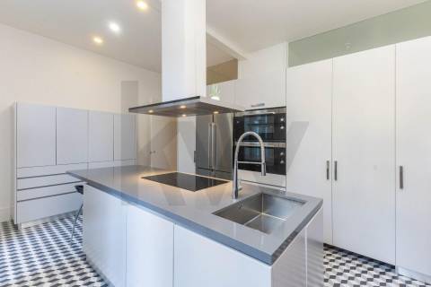 Design e Sofisticação no Bonfim: Moradia T4 de Luxo com Terraço a Poente