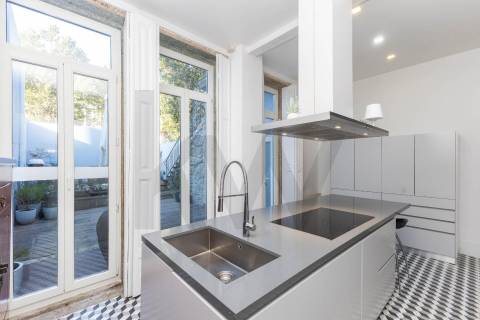 Design e Sofisticação no Bonfim: Moradia T4 de Luxo com Terraço a Poente