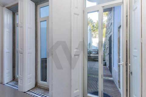 Design e Sofisticação no Bonfim: Moradia T4 de Luxo com Terraço a Poente