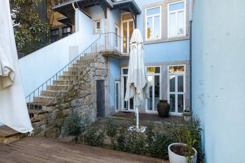 Design e Sofisticação no Bonfim: Moradia T4 de Luxo com Terraço a Poente