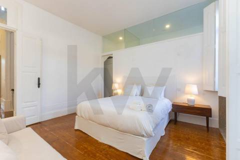 Design e Sofisticação no Bonfim: Moradia T4 de Luxo com Terraço a Poente