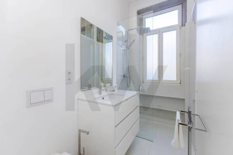 Design e Sofisticação no Bonfim: Moradia T4 de Luxo com Terraço a Poente