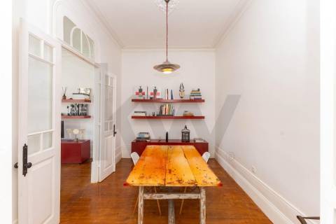 Design e Sofisticação no Bonfim: Moradia T4 de Luxo com Terraço a Poente