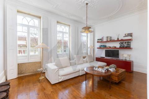 Design e Sofisticação no Bonfim: Moradia T4 de Luxo com Terraço a Poente