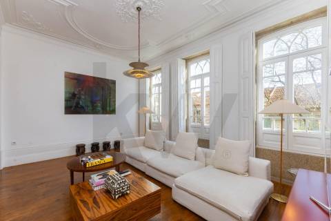 Design e Sofisticação no Bonfim: Moradia T4 de Luxo com Terraço a Poente