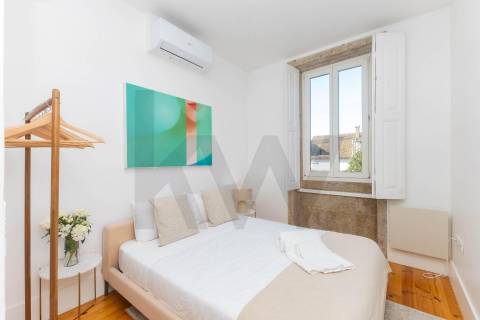 Design e Sofisticação no Bonfim: Moradia T4 de Luxo com Terraço a Poente