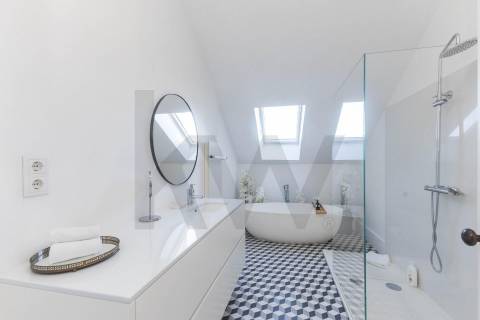 Design e Sofisticação no Bonfim: Moradia T4 de Luxo com Terraço a Poente