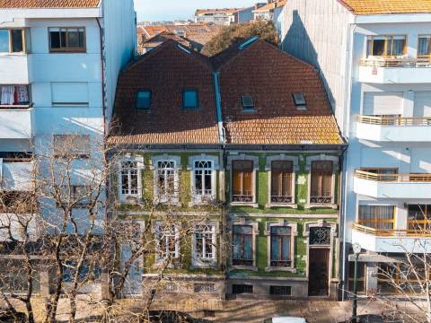 Moradia T4 renovada com terraço no Bonfim, Porto