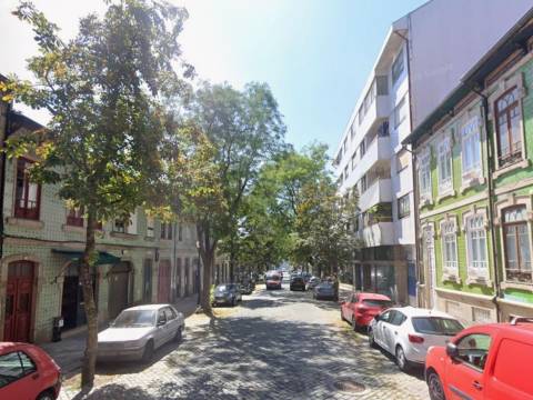 Moradia T4 renovada com terraço no Bonfim, Porto