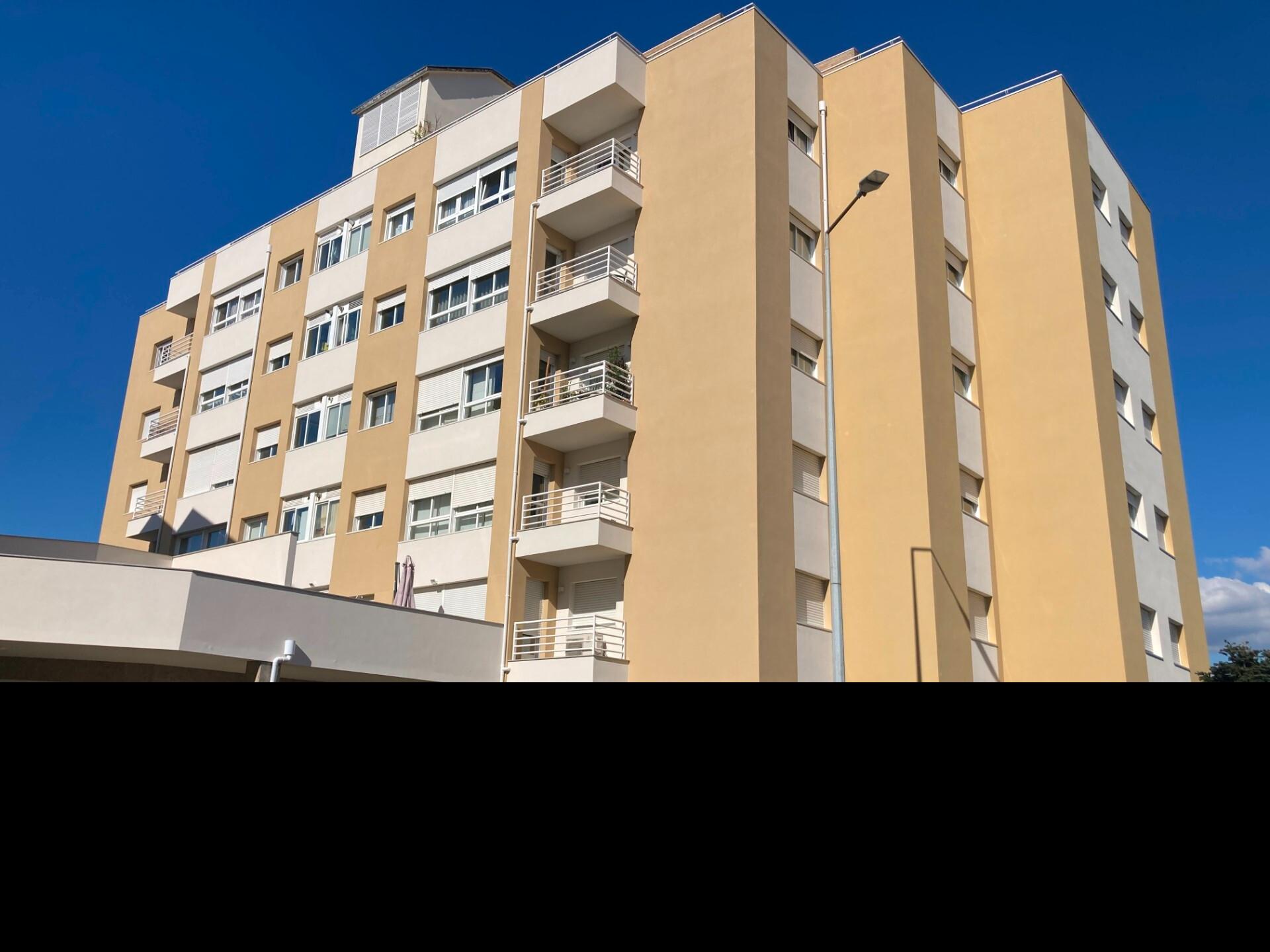 Arrendamento de apartamento T2 parcialmente mobilado, com varanda e garagem, em Ramalde