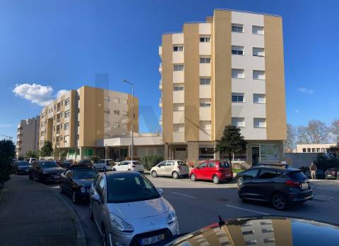 Arrendamento de apartamento T2 parcialmente mobilado, com varanda e garagem, em Ramalde