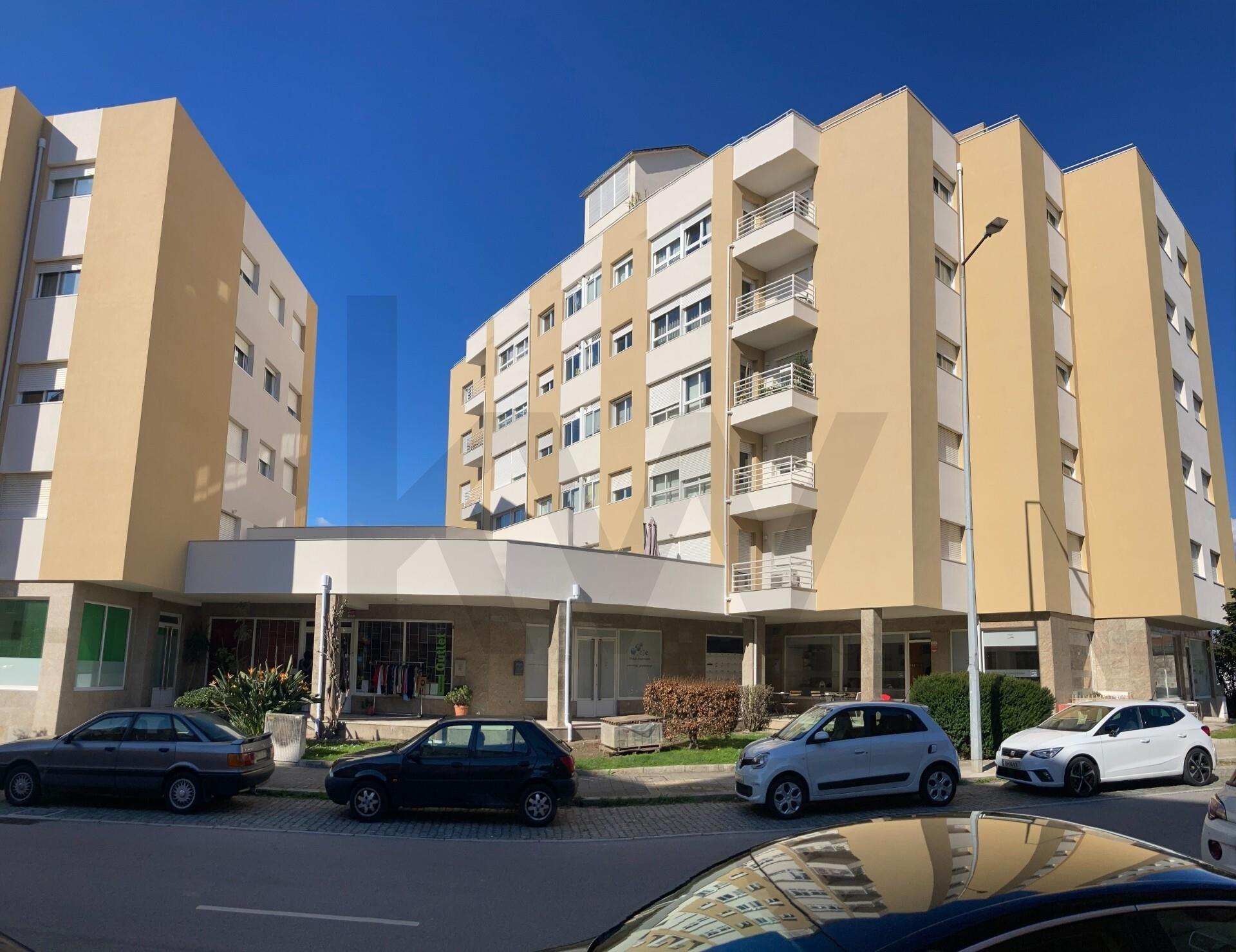 Arrendamento de apartamento T2 parcialmente mobilado, com varanda e garagem, em Ramalde