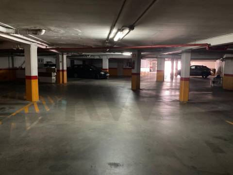 Arrendamento de apartamento T2 parcialmente mobilado, com varanda e garagem, em Ramalde