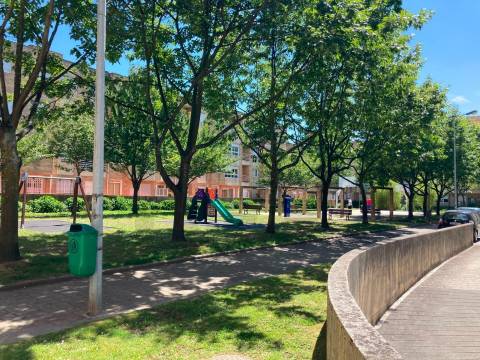 Arrendamento de apartamento T2 parcialmente mobilado, com varanda e garagem, em Ramalde