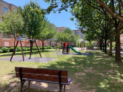 Arrendamento de apartamento T2 parcialmente mobilado, com varanda e garagem, em Ramalde