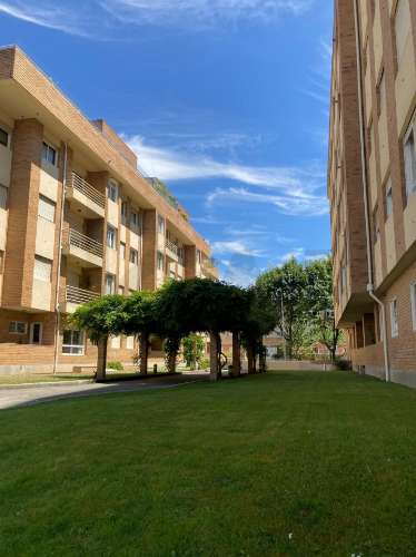 Arrendamento de apartamento T2 parcialmente mobilado, com varanda e garagem, em Ramalde