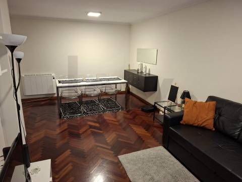 Arrendamento de apartamento T2 parcialmente mobilado, com varanda e garagem, em Ramalde