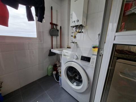 Arrendamento de apartamento T2 parcialmente mobilado, com varanda e garagem, em Ramalde