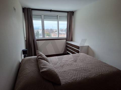 Arrendamento de apartamento T2 parcialmente mobilado, com varanda e garagem, em Ramalde
