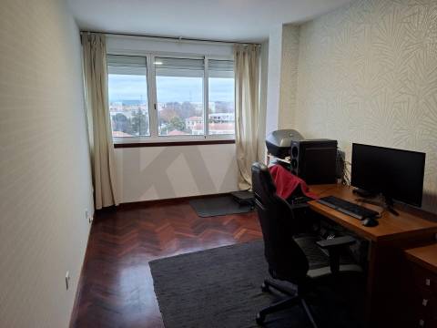 Arrendamento de apartamento T2 parcialmente mobilado, com varanda e garagem, em Ramalde
