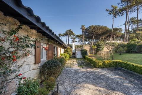 👉 Moradia Térrea Exclusiva: O Refúgio Perfeito a 200m da Praia ⛱️